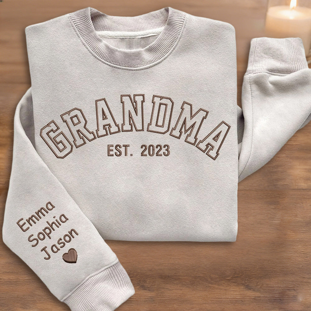 Personalized Grandma Embroidered Sweatshirt Hoodie – Custom Grandkids’ Names, Perfect Gift for Mom or Grandma