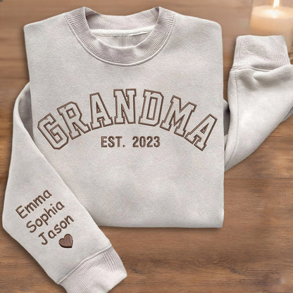 Personalized Grandma Embroidered Sweatshirt Hoodie – Custom Grandkids’ Names, Perfect Gift for Mom or Grandma